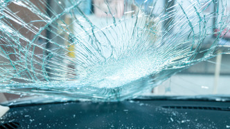 女子車內(nèi)遭持刀搶劫上演“教科書式”自救：派出所門前故意追尾前車引發(fā)糾紛