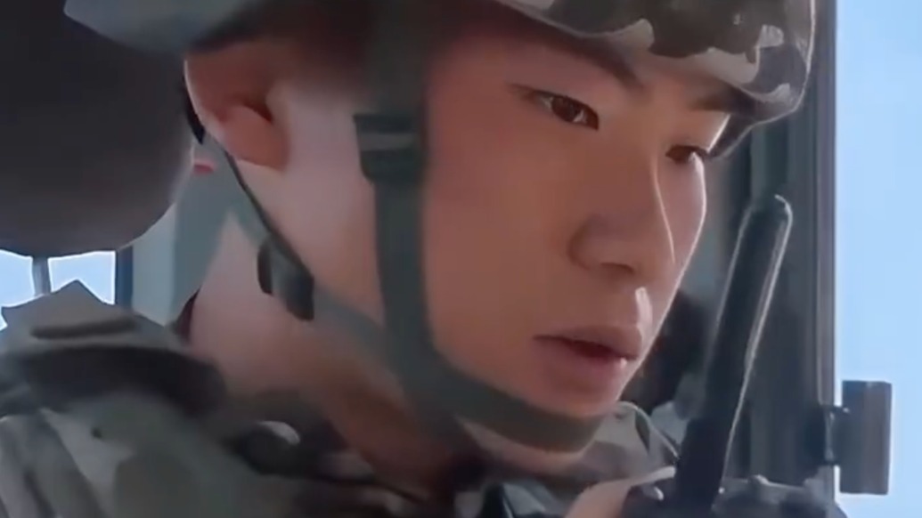 坡度超70、長(zhǎng)度近20米，武警官兵如何開著挖掘機(jī)駛下陡崖？