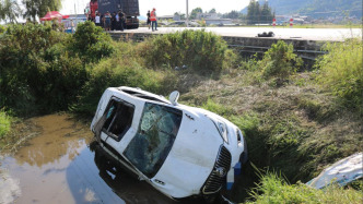 云南腾冲一小车坠塘5人亡事故调查报告：强行超车刮碰半挂车后失控所致