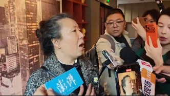 成都女子家門口遇害案開庭，母親戴白花出庭：這是我對女兒520多天的思念