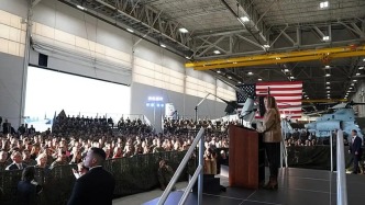 梅拉尼婭向軍人們發(fā)表演說，暗示“你們都會被人工智能取代”