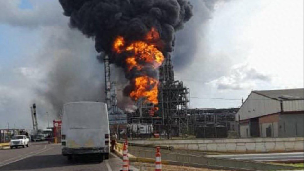 火光沖天！委內(nèi)瑞拉一原油及化工處理廠發(fā)生爆炸