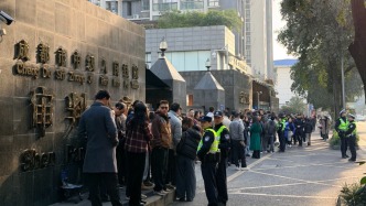 成都27歲女子家門口遇害案開庭，被告人此前曾攜刀具敲門滋擾部分住戶