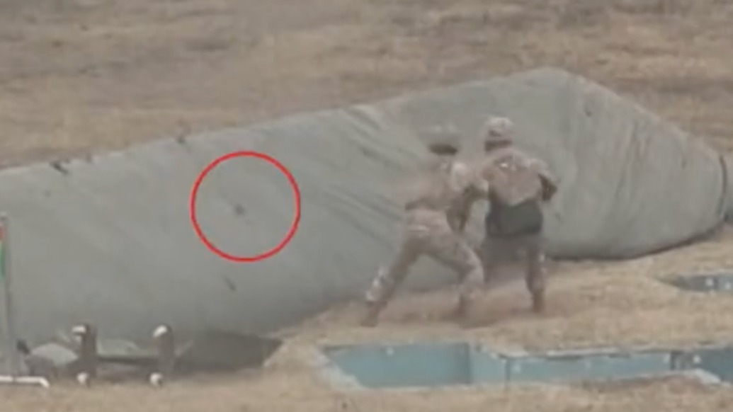 比死神快1秒，新兵手榴彈脫手滑落險釀禍，安全員一把拽出