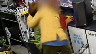 警方回應“男子遭陌生女子強吻”：夫妻擺拍博眼球，行拘8日