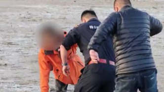 游客陷入灘涂，民警徒手挖泥將其背至岸邊