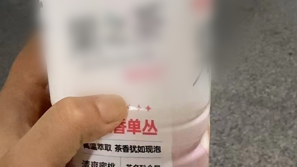 清潔工人將強(qiáng)腐蝕性液體裝入飲料瓶，誤喝后心臟驟停26次險(xiǎn)喪命