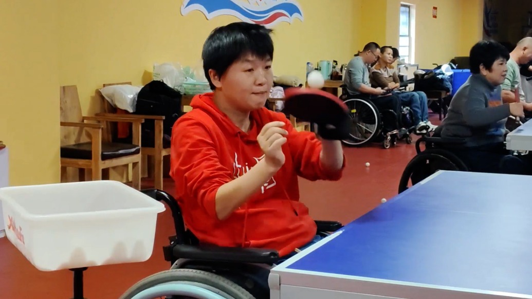 輪椅上“乒”搏！手綁球拍每日練球四五個(gè)小時(shí)，高位截癱運(yùn)動(dòng)員備戰(zhàn)殘運(yùn)會(huì)