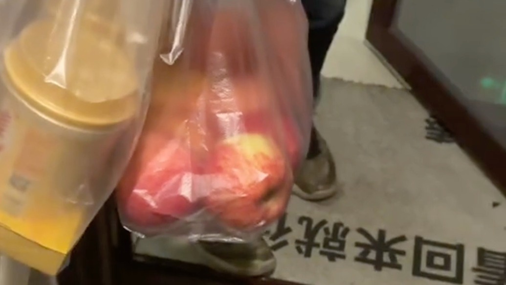 外卖大哥丢车后含泪留言赔钱，顾客一句“餐留着”换来5.6公里暖心回赠