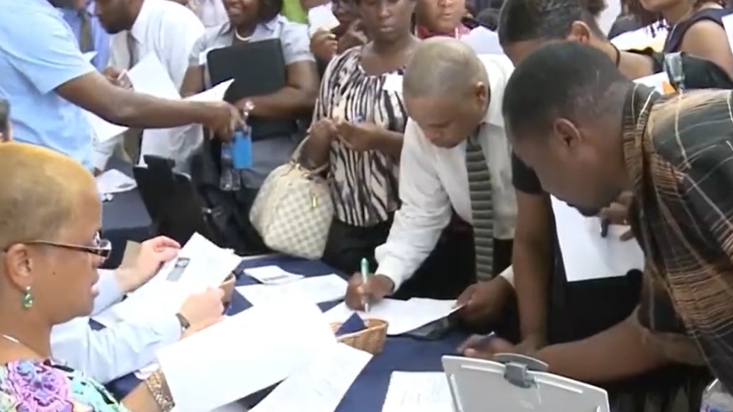 美國(guó)9月失業(yè)報(bào)告“姍姍來(lái)遲”：非農(nóng)部門失業(yè)率創(chuàng)4年來(lái)新高