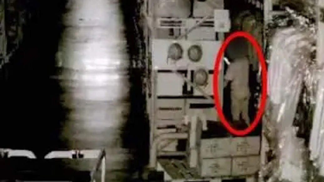 员工偷150多支钢笔获利17万元，法院：判处有期徒刑7年