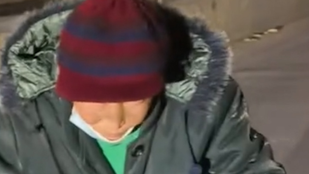 老人三輪車(chē)側(cè)翻求助時(shí)反復(fù)稱(chēng)“我不訛人”，熱心男子毫不猶豫伸援手