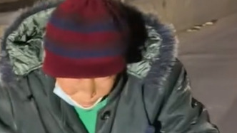 老人三輪車(chē)側(cè)翻求助時(shí)反復(fù)稱(chēng)“我不訛人”，熱心男子毫不猶豫伸援手