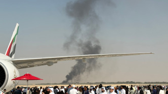 一架印度国产“光辉”战机在迪拜航展飞行表演中坠毁