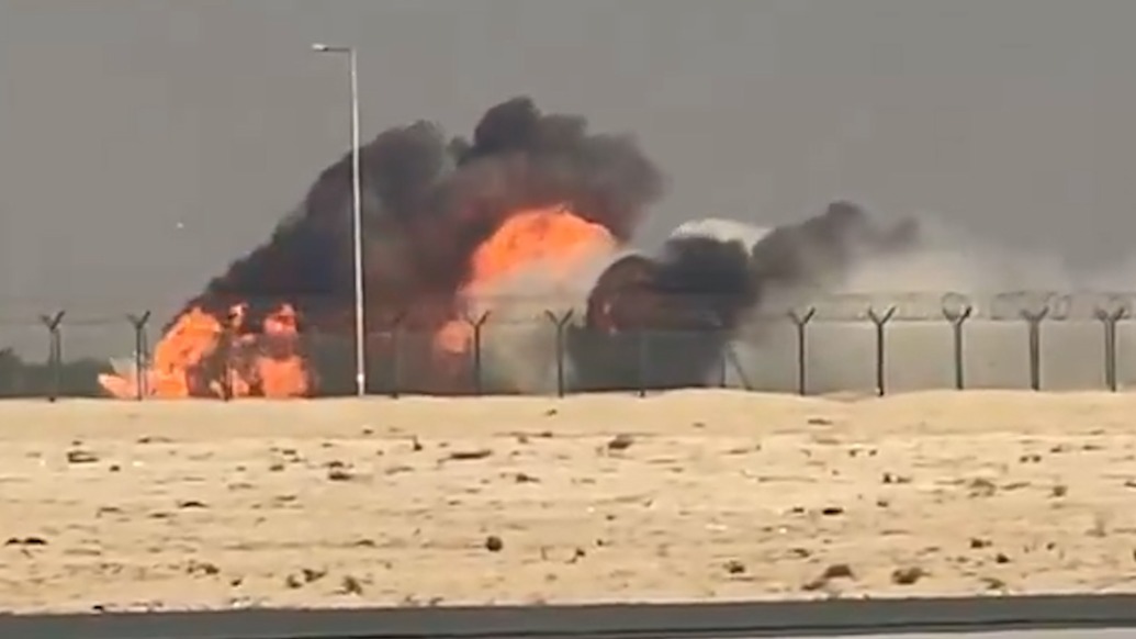 大量黑烟升起!印度“光辉”战机飞行表演时坠毁,飞行员身亡