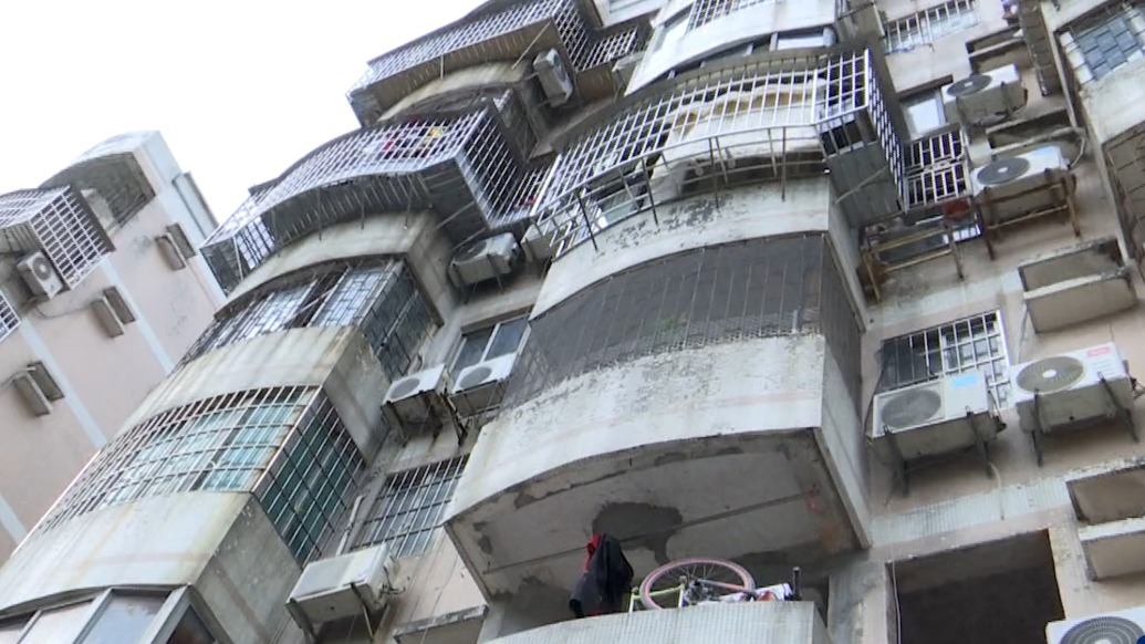 前住户不满被判搬走在屋内泼洒排泄物，经协调承诺清洁干净