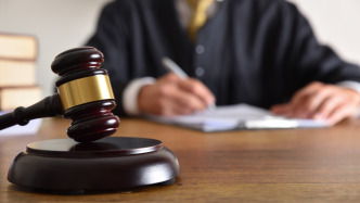 濰坊一供熱企業(yè)虛開發(fā)票案重審：是否致稅款損失引辯論，一審另兩名被告人認罪認罰