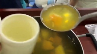 教室飘出梨汤香，老师：缓解感冒，也让孩子们有家的感觉