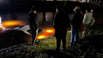 大學(xué)老師校內(nèi)駕車墜湖，3名學(xué)生合力施救上岸