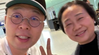 網(wǎng)友留言“求幫我找媽”，杜海濤倫敦機場一路護送暖心
