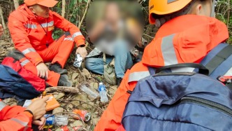 弟弟登山失聯(lián)3天姐姐異地報(bào)警，救援人員連夜進(jìn)山搜救找到失溫男子