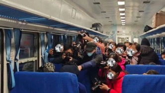 成都客運段回應“游客在列車上圍堵拍攝彝族老人”：未有爭執(zhí)