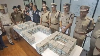 印度劫匪冒充央行官员，拦截运钞车劫走7000万卢比