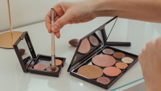 寧夏青銅峽市監(jiān)局就“工作人員上班時化妝”致歉：已批評教育