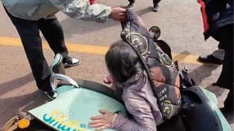 “殺人蜂”圍困老人，5名“頭盔俠”出手了