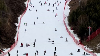 滑雪場回應(yīng)65歲老人免票：保障到位，入場購買20元保險