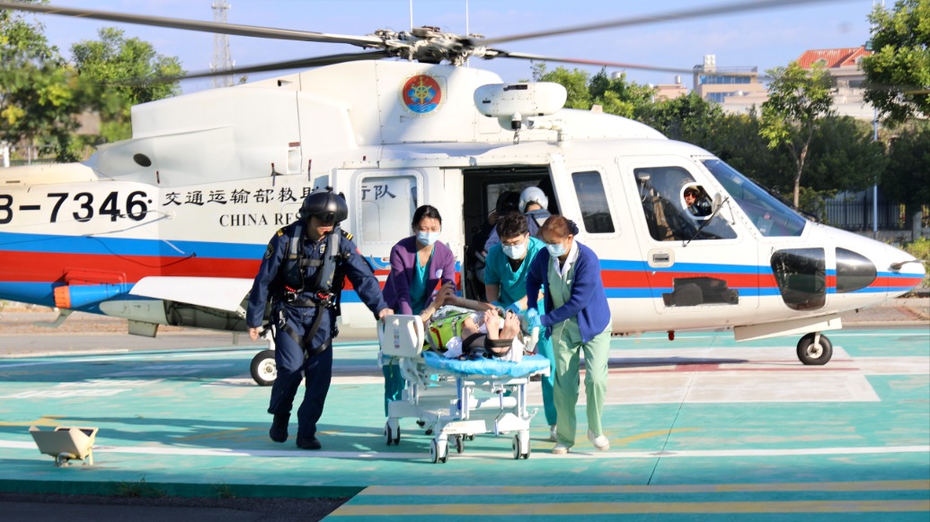 廈門海域臺(tái)胞溺水命懸一線，救助直升機(jī)?？諈f(xié)同成功救援