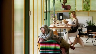 情侶10年不上班，一起造房、做陶：賺得不多但快樂