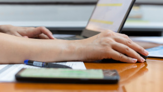 人民日報：實打?qū)嵶龊萌罕姽ぷ鳎荒茏屛⑿湃骸笆盏健钡韧凇稗k到”