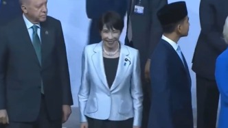 高市外交灾难场面+1：南非总统手扶领带别过头“无视”高市早苗