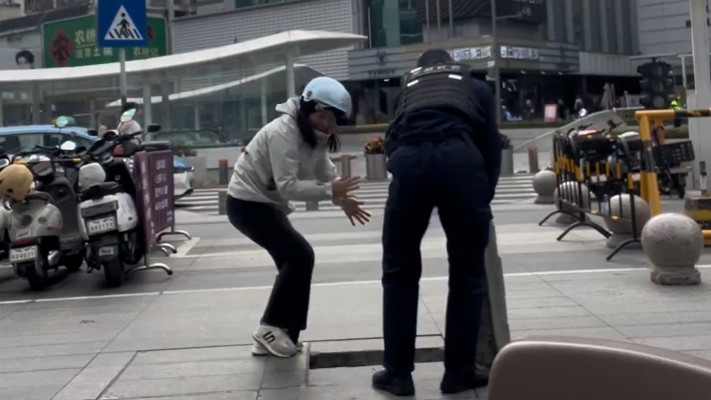 街頭一幕：市民特警并肩，合力墊平翹起地磚