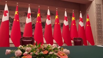 习近平同汤加国王图普六世共同出席合作文件签字仪式