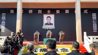 救人犧牲的援坦醫(yī)療隊(duì)隊(duì)長(zhǎng)張軍橋烈士骨灰安葬山東濰坊