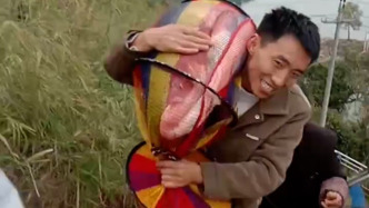 钓友钓获1.5米长的花鲢扛鱼爬坡，网友：钓鱼人的“高光时刻”