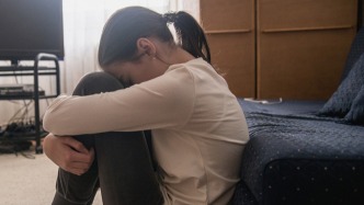 男子违反人身安全保护令继续家暴妻子，被判刑六个月缓刑一年