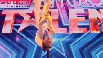 来看80岁奶奶钢管倒挂“一字马”