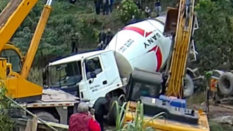 “卧龙凤雏”式翻车？两辆罐车同地接连侧翻，吊车救援也被困