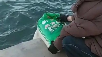 “放生礦泉水”“放生大米”？媒體：節(jié)約資源守護(hù)生態(tài)才是長久福報(bào)