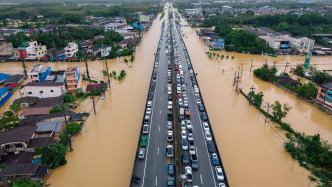 航母充當(dāng)移動(dòng)醫(yī)院、總理現(xiàn)場(chǎng)賑災(zāi)，泰國(guó)全力應(yīng)對(duì)“300年一遇”暴雨