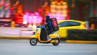 當(dāng)外賣騎手的需求被傾聽，他們也在“反哺”城市治理