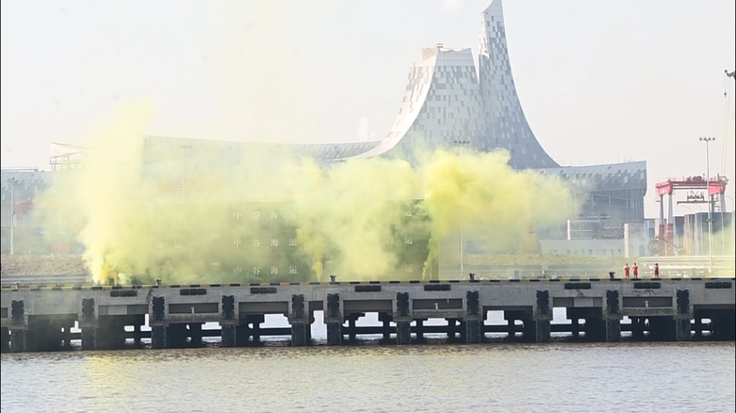 單枚滅火彈滅火面積200㎡，上海應(yīng)急救援演練亮出全球首創(chuàng)消防無人機