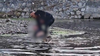 男子河堤上飛奔救人，踩鵝卵石滑倒兩次又爬起最終拽回孩子