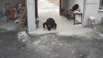 80后男子跪別再無(wú)親人的老宅：再無(wú)父母一同目送，現(xiàn)在只剩自己鎖門