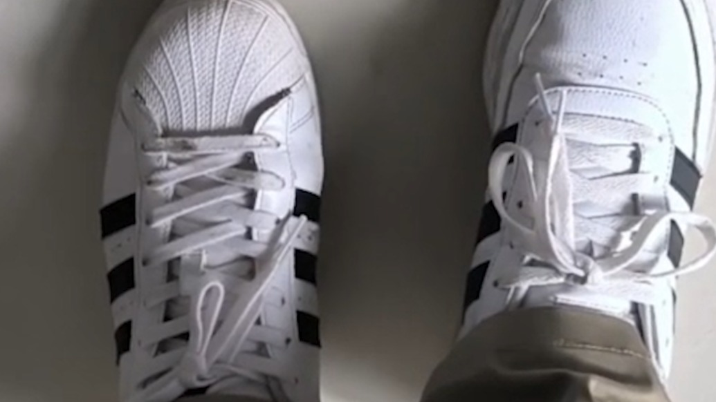 乘客下火车穿错一只鞋上演“跨省换鞋记”：打算送土特产“赔罪”