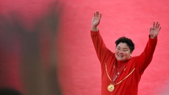 鞏立姣：時(shí)代投擲者