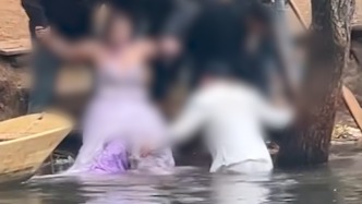 新人拍婚纱照落水众人合力救援，景区：将向摄影公司重申安全规范